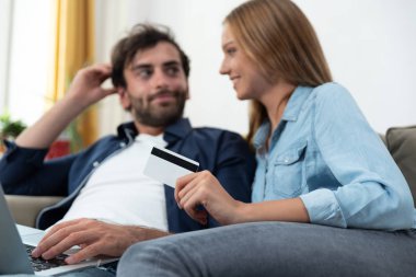 İnternet alışveriş online ve kredi kartı ile yapmak genç çift
