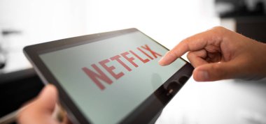 Wroclaw, Polonya - 31 Temmuz 2018: Netflix film ve Tv dizisi gerçek zamanlı bir küresel sağlayıcısıdır.