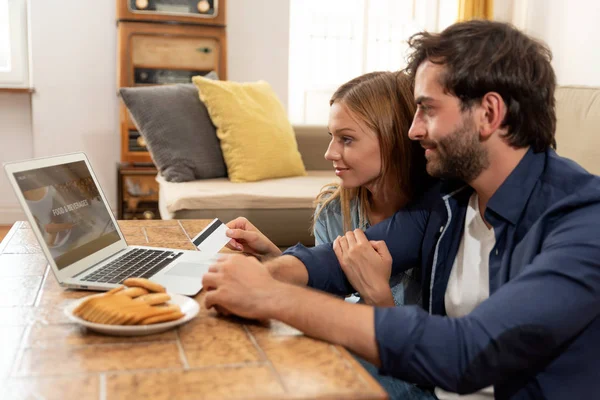 Nternet Alışveriş Online Kredi Kartı Ile Yapmak Genç Çift — Stok fotoğraf