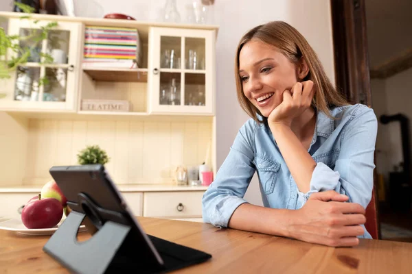 Žena Mluví Prostřednictvím Video Chat Pomocí Digitální Tablet — Stock fotografie