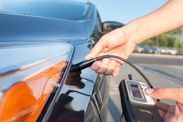 Meting Van Dikte Van Autolaklaag Met Verfdiktemeter — Stockfoto