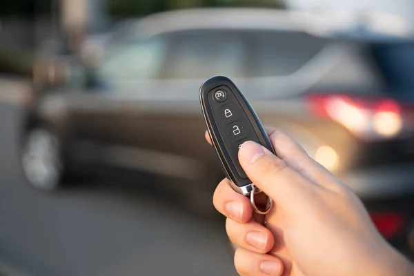 Pria Membuka Mobil Dengan Remote Control Kunci Remote Control Sistem — Stok Foto