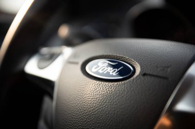 Wroclaw, Polonya - 21 Temmuz 2018: Direksiyon Ford tabelada kapatın. Satış sonrası Polonya'da en popüler otomobili Ford olduğunu