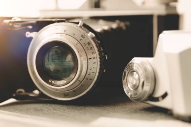Retro fotoğraf makinelerinde gri arka plan masa. Güneş ışığı kapatmak vintage kompozisyon