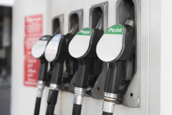 Benzinpumpa Töltőfúvókák Üzemanyag Benzinkútnál Közelről — Stock Fotó