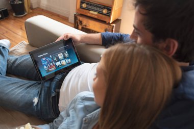 Çift dijital tablet Vod hizmeti film izlerken için kullanma. Video On Demand televizyon Internet akışı Multimedya kavramı