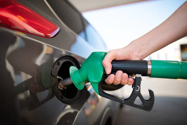 在加油站车上的汽油燃料的特写 灰色轿车油箱中的气体泵喷嘴 — 图库照片