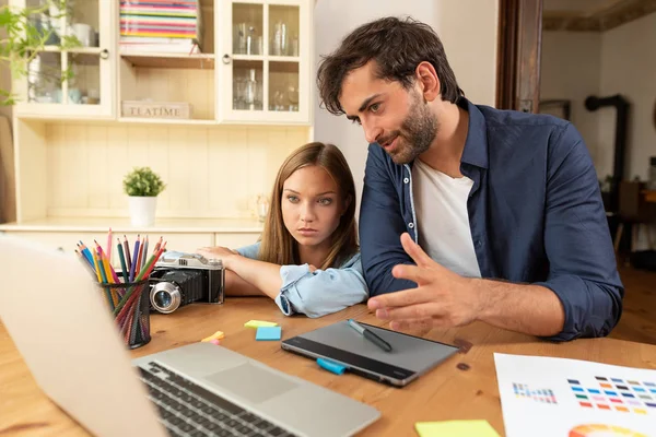 Designers Gráficos Falar Sobre Projeto Design Desenho Computador Trabalhar Casa — Fotografia de Stock