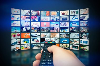 Multimedya video duvar televizyon yayını. El tutma uzaktan kumanda.