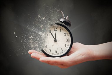 Uzakta geçen kavramı, saat parçalara ayırır. Dispersiyon etkisi ile analog saat tutan el