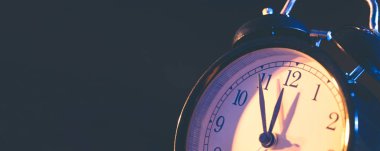 Gece yarısına 5 dakika. Saatler, zaman ayarlama, retro analog saat gün ışığı tasarruf veya yeni yıl kavram, Internet banner için geniş kopya alan arka plan değiştirme