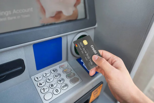 Atm 카드는 Atm에서 됩니다 — 스톡 사진