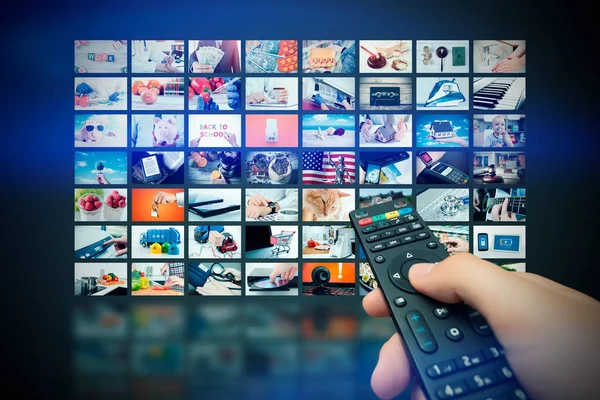 Multimedia Videomuur Televisie Uitzending Hand Holding Afstandsbediening — Stockfoto