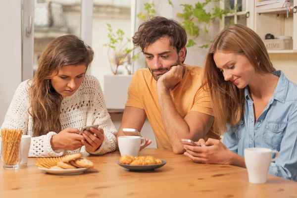 Mutfakta Oturuyor Üstünde Onların Telefon Izlerken Arkadaşlar Internet Gezinme Teknoloji — Stok fotoğraf