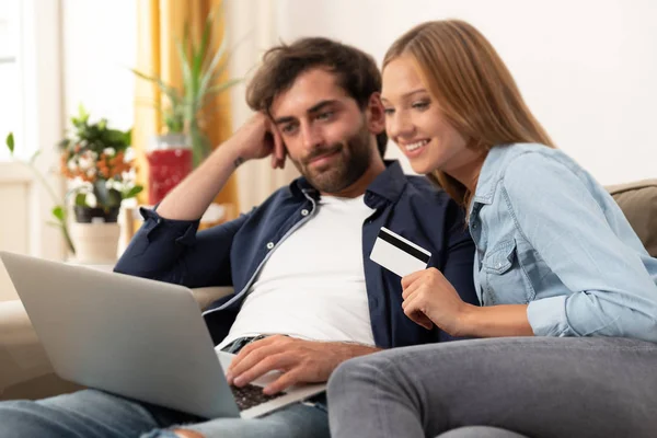 Nternet Alışveriş Online Kredi Kartı Ile Yapmak Genç Çift — Stok fotoğraf