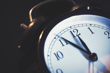 Gece yarısına 5 dakika. Saatler, zaman ayarlama, gün ışığından veya yeni yıl konsepti üzerine retro analog saat değiştirme.