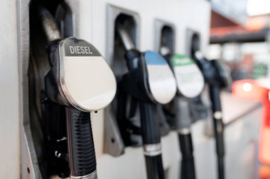 Benzin pompası hortumları dolduruyor. Benzin istasyonu kapanıyor.