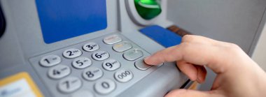 Atm. kapatma girerek kodu tuş takımının adam. Bir Atm para çekme