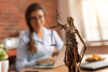 Themis ve arka planda kadın avukat hukuk kavramı. Adalet kavramı ofis