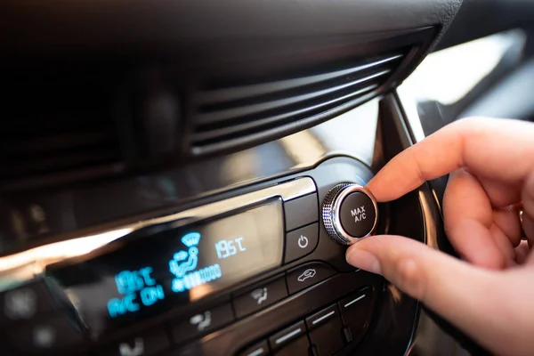 男は車のエアコン システムの電源を入れます 車内のエアコン ボタン — ストック写真