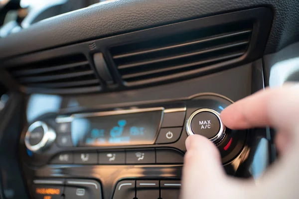 Homem Ligar Sistema Condicionado Carro Botão Condicionado Dentro Carro — Fotografia de Stock