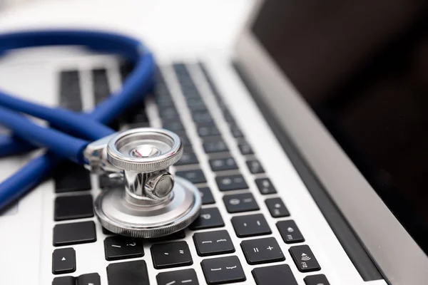笔记本电脑键盘上的听诊器 医疗保健或 安全概念 — 图库照片