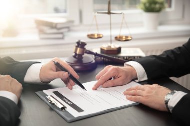 Erkek avukat Sözleşme kağıtları ile çalışma. İstemci ile Toplantı bir avukat ya da Yargıç Danışma. Hukuk ve hukuk hizmetleri kavramı