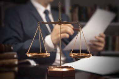 Ağırlık ölçek adalet. Avukat, avukat, ofisinde çalışıyor. Danışman avukat evrak ile