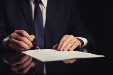 Noter ofisinde çalışıyor. Avukat, avukat, ofiste çalışan bir sözleşme imzalamadan iş kişi