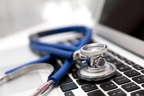笔记本电脑键盘上的听诊器 医疗保健或 安全概念 — 图库照片