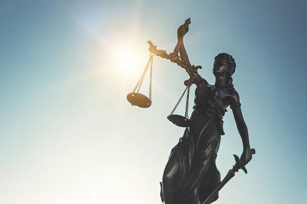 Die Statue Der Gerechtigkeit Dame Gerechtigkeit Themis Justitia Auf Himmelshintergrund — Stockfoto
