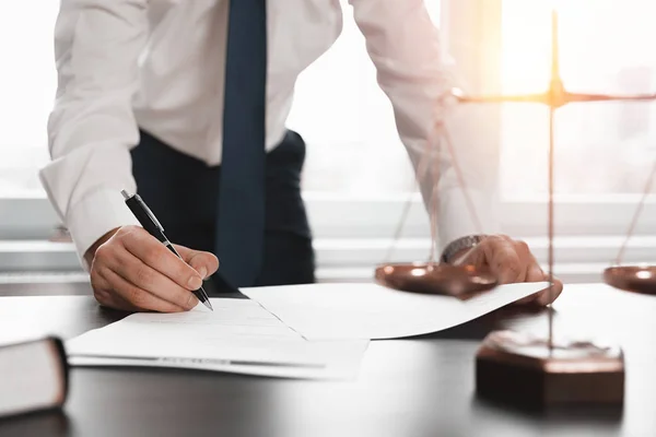 Abogado Trabajando Con Documentos Justicia Derecho Abogado Concepto Hombre Firmando —  Fotos de Stock