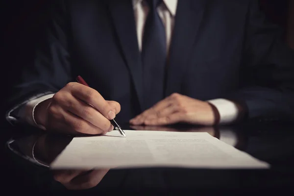 Notarien Arbetar Kontor Jurist Advokat Business Person Undertecknar Ett Kontrakt — Stockfoto