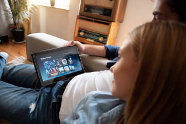Çift dijital tablet Vod hizmeti film izlerken için kullanma. Video On Demand televizyon Internet akışı Multimedya kavramı