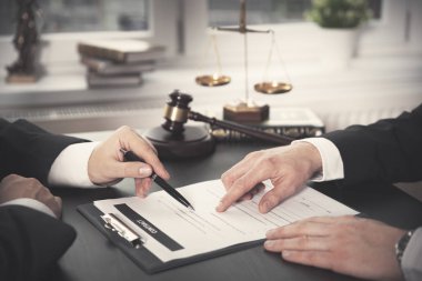 Erkek avukat Sözleşme kağıtları ile çalışma. İstemci ile Toplantı bir avukat ya da Yargıç Danışma. Hukuk ve hukuk hizmetleri kavramı