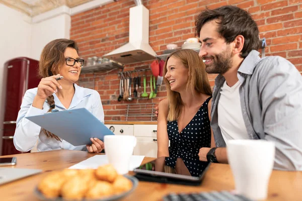 Real Estate Agent Offers Purchase Home Young Couple — Stock Photo, Image