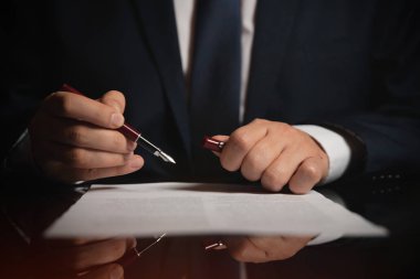 Noter ofisinde çalışıyor. Avukat, avukat, ofiste çalışan bir sözleşme imzalamadan iş kişi