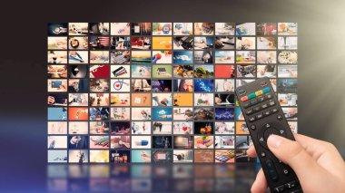 Televizyon akışlı video kavramı. Medya Tv video talep teknolojisi. Çoklu ortam akışını internet ile video hizmeti gösterir serisi. Dijital Kolaj duvar ekran soyut kompozisyon