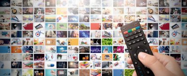 Televizyon akışlı video kavramı. Medya Tv video talep teknolojisi. Çoklu ortam akışını internet ile video hizmeti gösterir serisi. Dijital Kolaj duvar ekran soyut kompozisyon