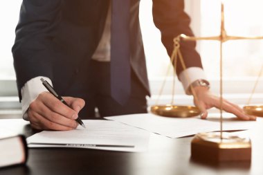 Belgelerle çalışma avukat. Adalet ve hukuk, avukat, kavram. Adam sözleşme kağıtları imza