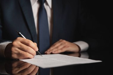 Noter ofisinde çalışıyor. Avukat, avukat, ofiste çalışan bir sözleşme imzalamadan iş kişi
