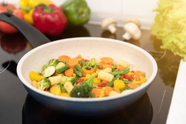 Taze sebze bir tencerede kızartılır. Sağlıklı beslenme kavramı. Sağlıklı beslenme kavramı