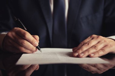 Noter ofisinde çalışıyor. Avukat, avukat, ofiste çalışan bir sözleşme imzalamadan iş kişi