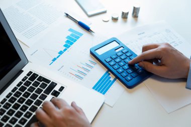 Adam tasarruf hesaplar. Bütçe planlama kavramı. Ofiste çalışan iş adamı
