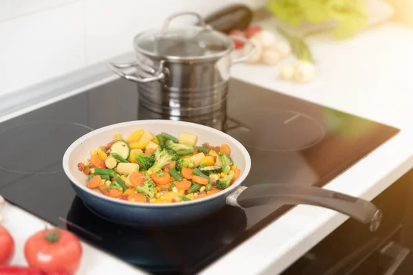 Legumes Frescos Fritos Uma Panela Conceito Nutrição Saudável Conceito Nutrição — Fotografia de Stock