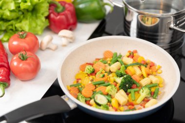 Taze sebze bir tencerede kızartılır. Sağlıklı beslenme kavramı. Sağlıklı beslenme kavramı