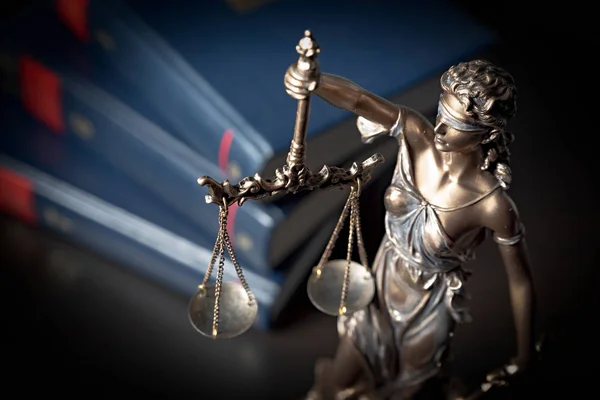 Iustitia Themis Statua Sprawiedliwości Tle Książek Pojęcie Prawa Figurka Sprawiedliwości — Zdjęcie stockowe