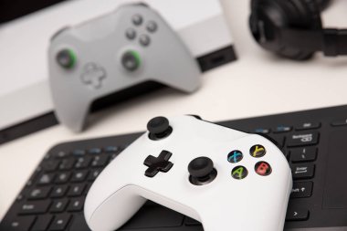 Oyun konsolu ve kablosuz denetleyicileri. Video oyun kavramı