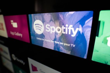 Wroclaw, Polonya - 10 Jan 2019: Spotify akış Servisi Android Tv cihazlarda en popüler müzik