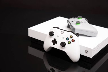 Wroclaw, Polonya - 08 Ocak 2019: En güçlü nesil video oyun konsolu Xbox bir X olduğunu